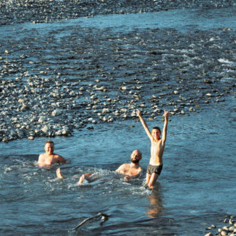 Baignade dans la rivière