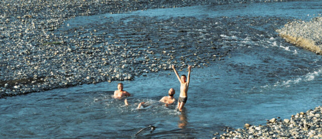 Baignade dans la rivière